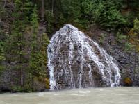 Ein Wasserfall ergießt sich in den Maligne Canyon - Jasper NP